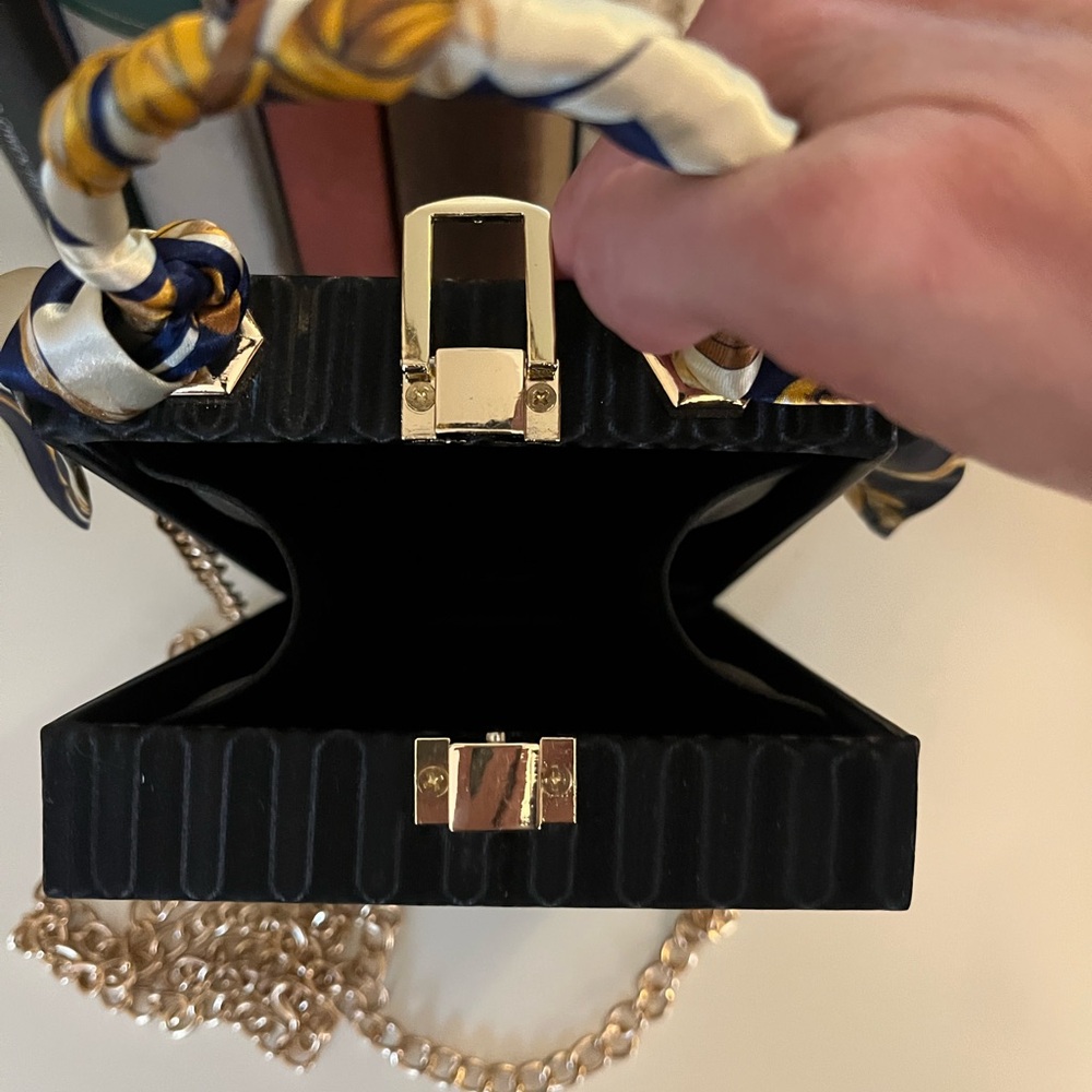 Stylish Women's Handbag with Graphic Design - Picture 9 of 9